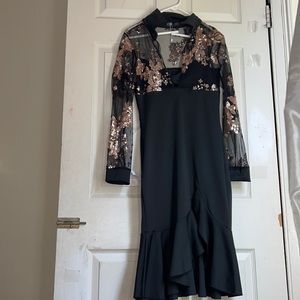 Im selling this lovely black dress with ling sleeves size M in woman